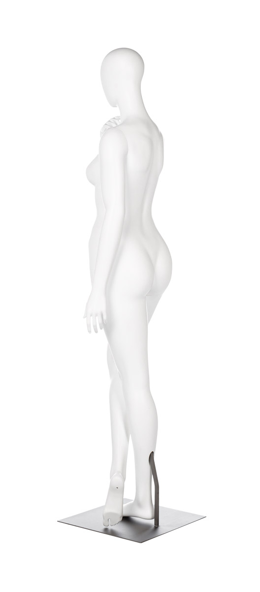 A mannequin posing. Fusion Community collection.